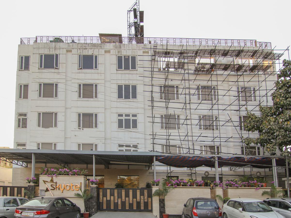 Oyo 12496 Skyotel Lucknow Buitenkant foto