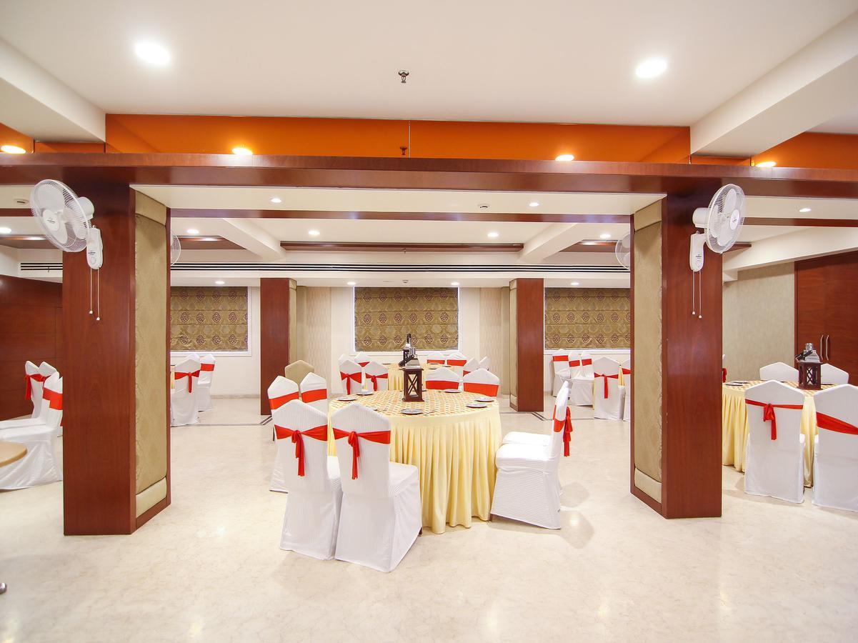 Oyo 12496 Skyotel Lucknow Buitenkant foto